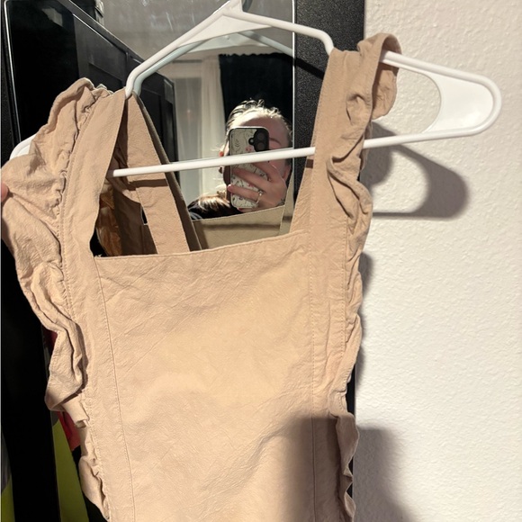 Tan Ruffled apron with pockets - Picture 2 of 3